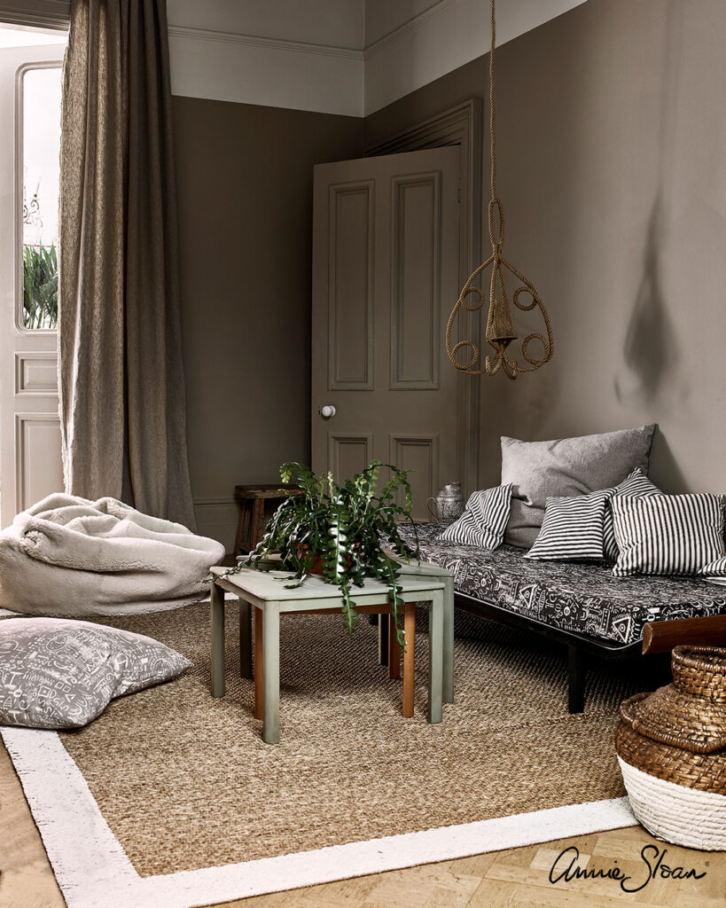 chalk paint Annie Sloan French linen